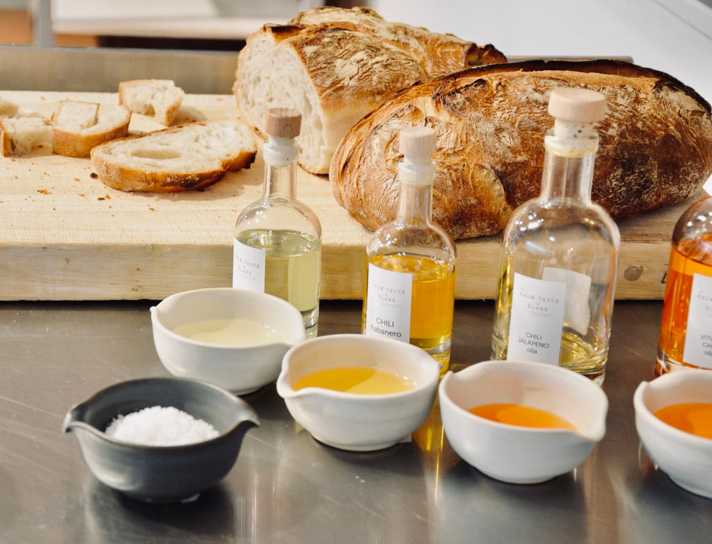 Oljor, bordsalt från Kalm Taste Öland med surdegsbröd och små skålar i keramik från Paradisverkstaden