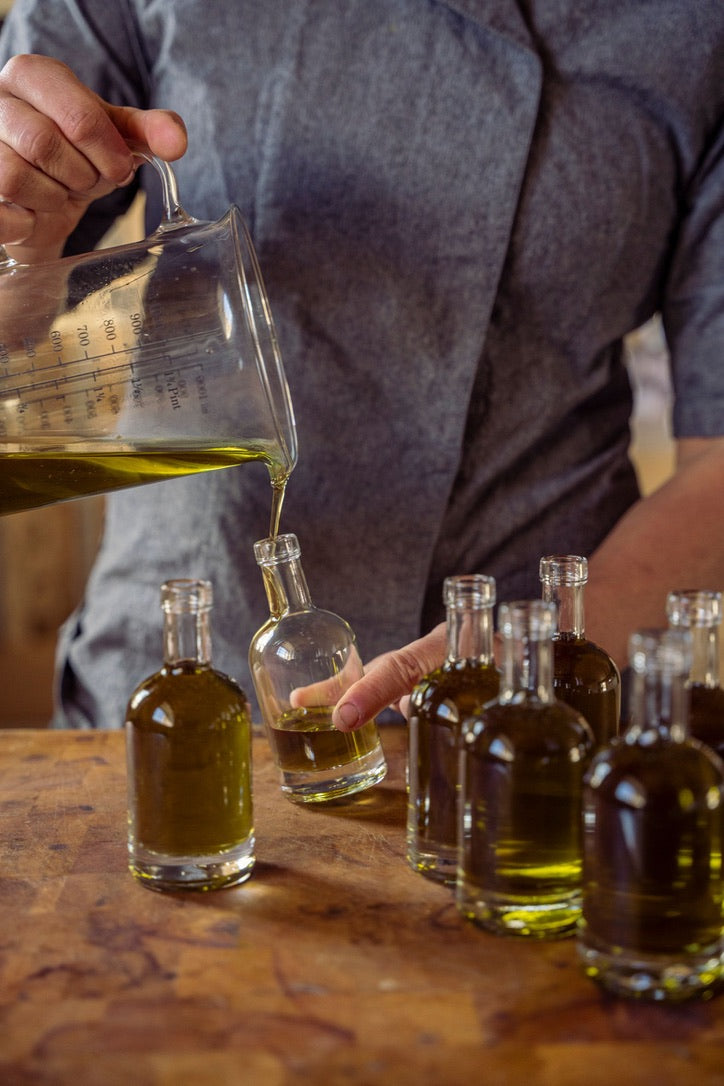 Olja fylls på i glasflaskor hos Kalm Taste på Öland