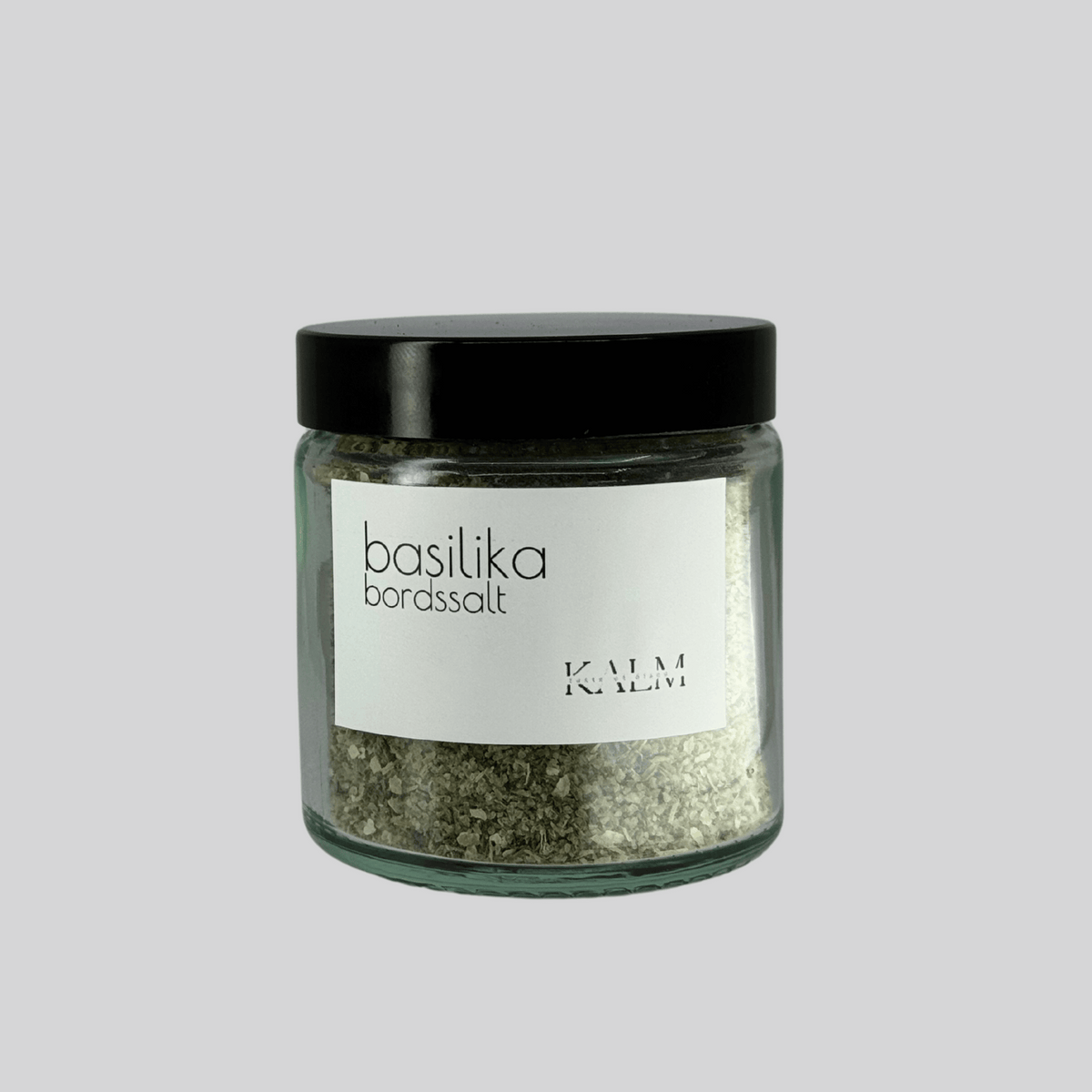 Burk med Basilika bordssalt från Kalm Taste – handgjort örtsalt med Ölandsodlad basilika och havssalt, perfekt till pasta, tomatsallad och grillat.