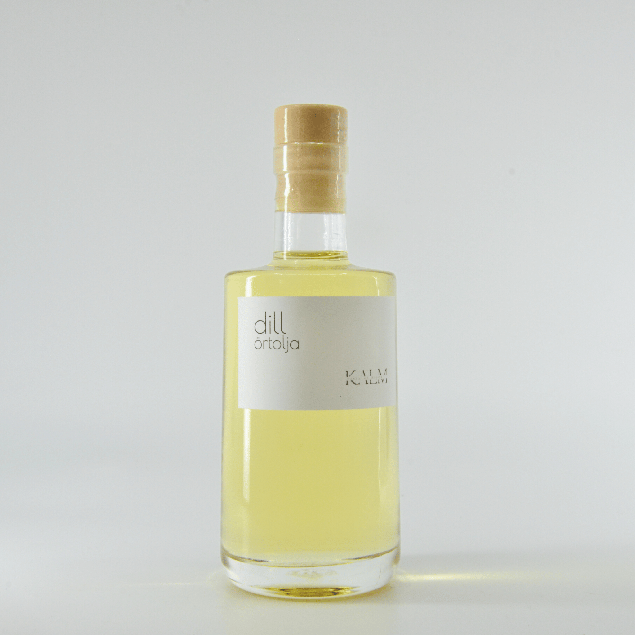 Flaska med Kalm Taste Dillolja – smaksatt rapsolja med färsk dill, producerad utan tillsatser i Kastlösa på Öland. Frisk, nordisk smak.