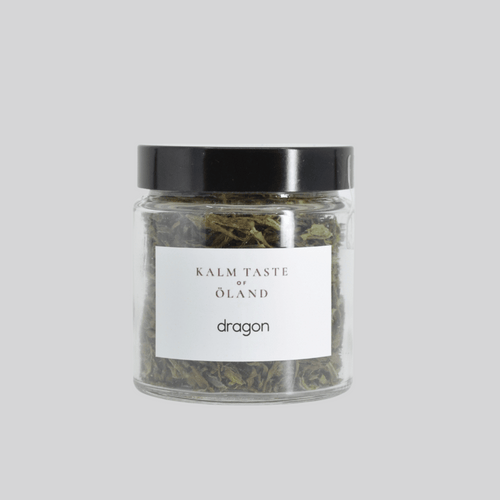 burk med torkad dragon från Kalm Taste – handskördad örtkrydda från Öland, perfekt till bearnaisesås, kyckling, fisk och sallader.