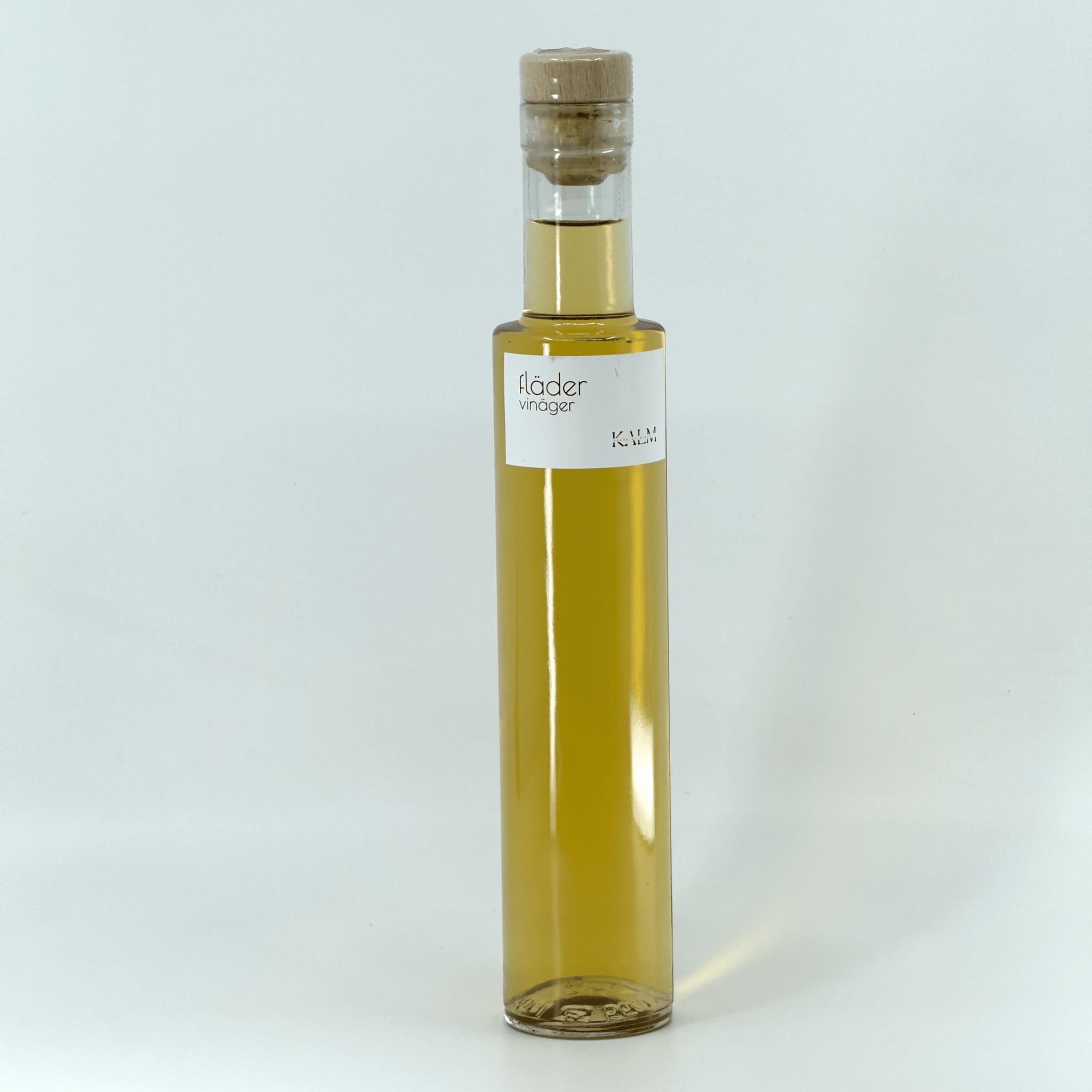 Kalm Taste Flädervinäger – naturligt ofiltrerad och opastöriserad äppelcidervinäger lagrad med öländska fläderblommor, mild och blommig.