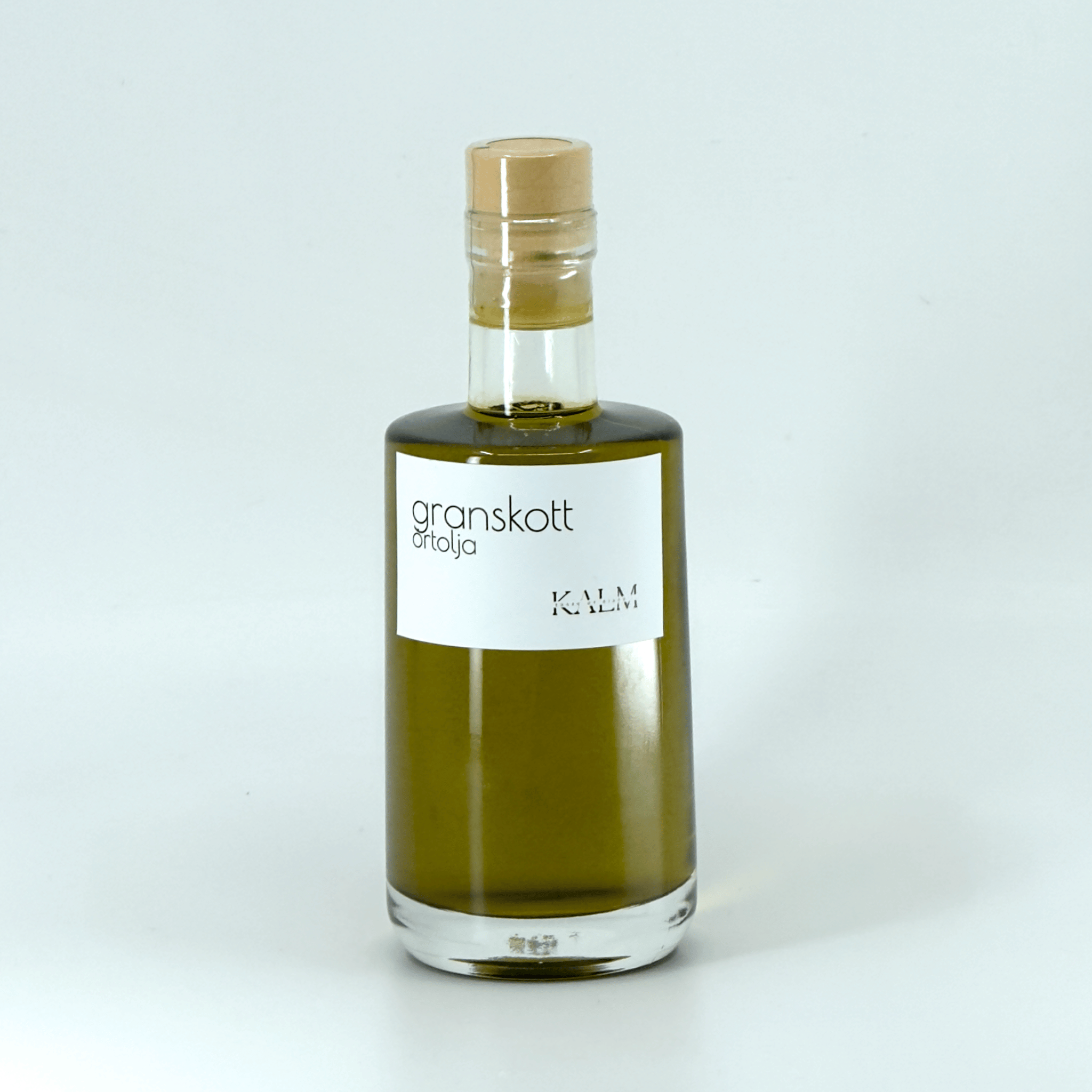 Flaska med Kalm Taste Granskottolja – smaksatt rapsolja med späda granskott, småskaligt producerad i Kastlösa på Öland utan tillsatser eller bekämpningsmedel.