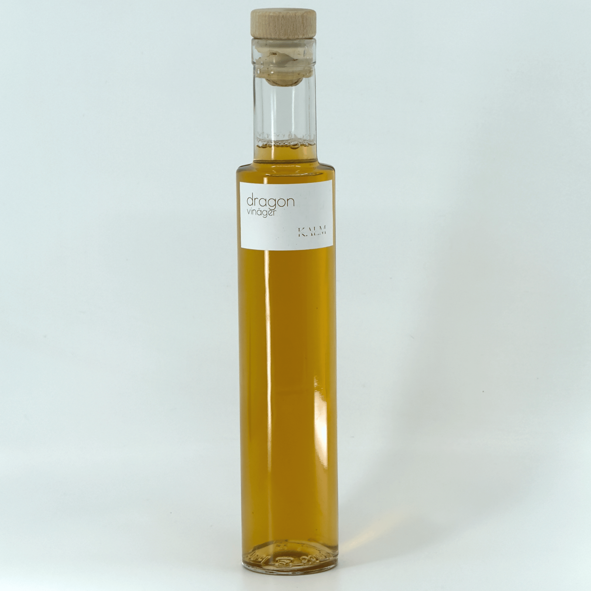 Kalm Taste Dragonvinäger – naturligt ofiltrerad och opastöriserad vinäger lagrad med gårdens franska dragon från Öland, frisk och örtig i smak.