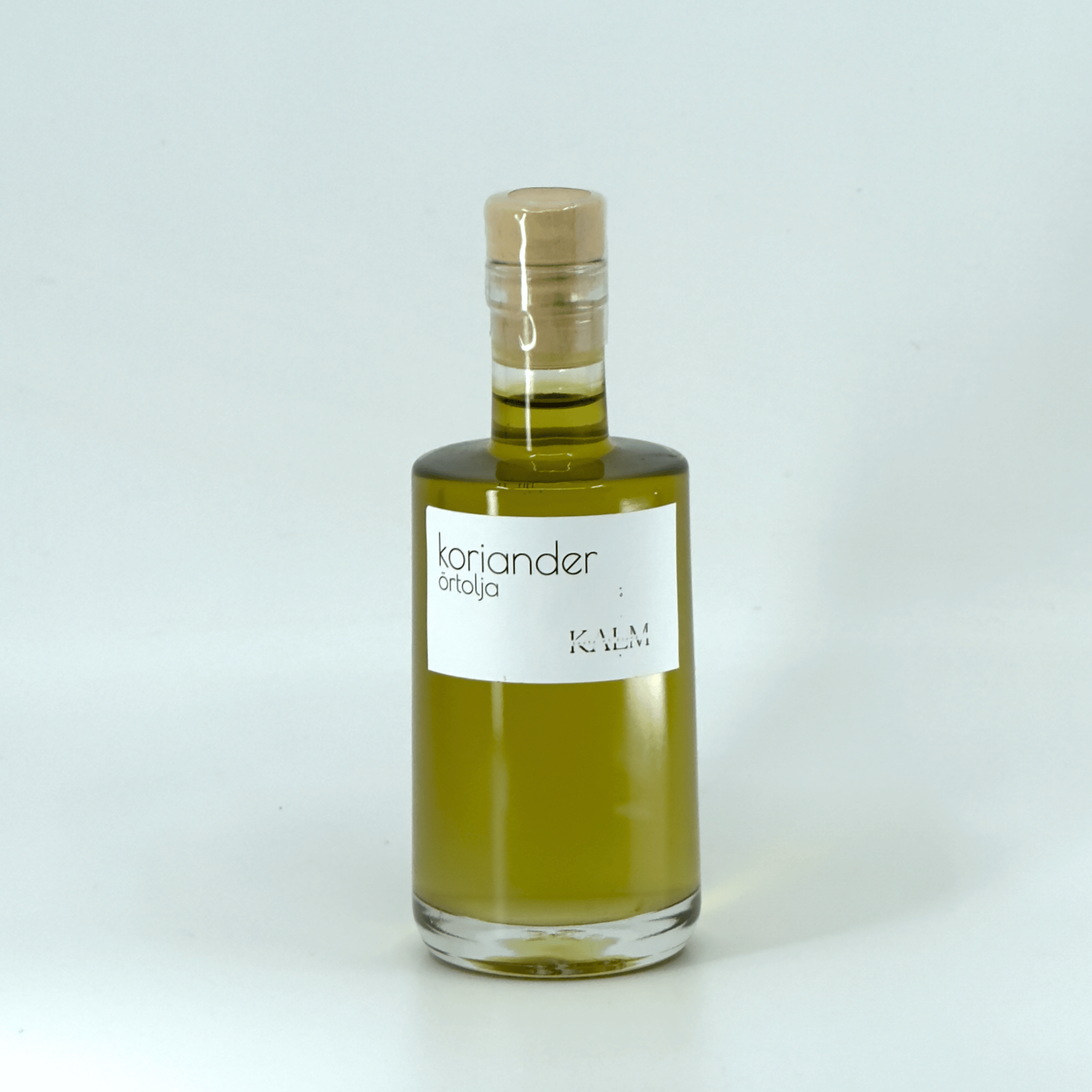 Kalm Taste Korianderörtolja – kallpressad svensk rapsolja smaksatt med färsk koriander, frisk och citrusdoftande örtolja från Öland.