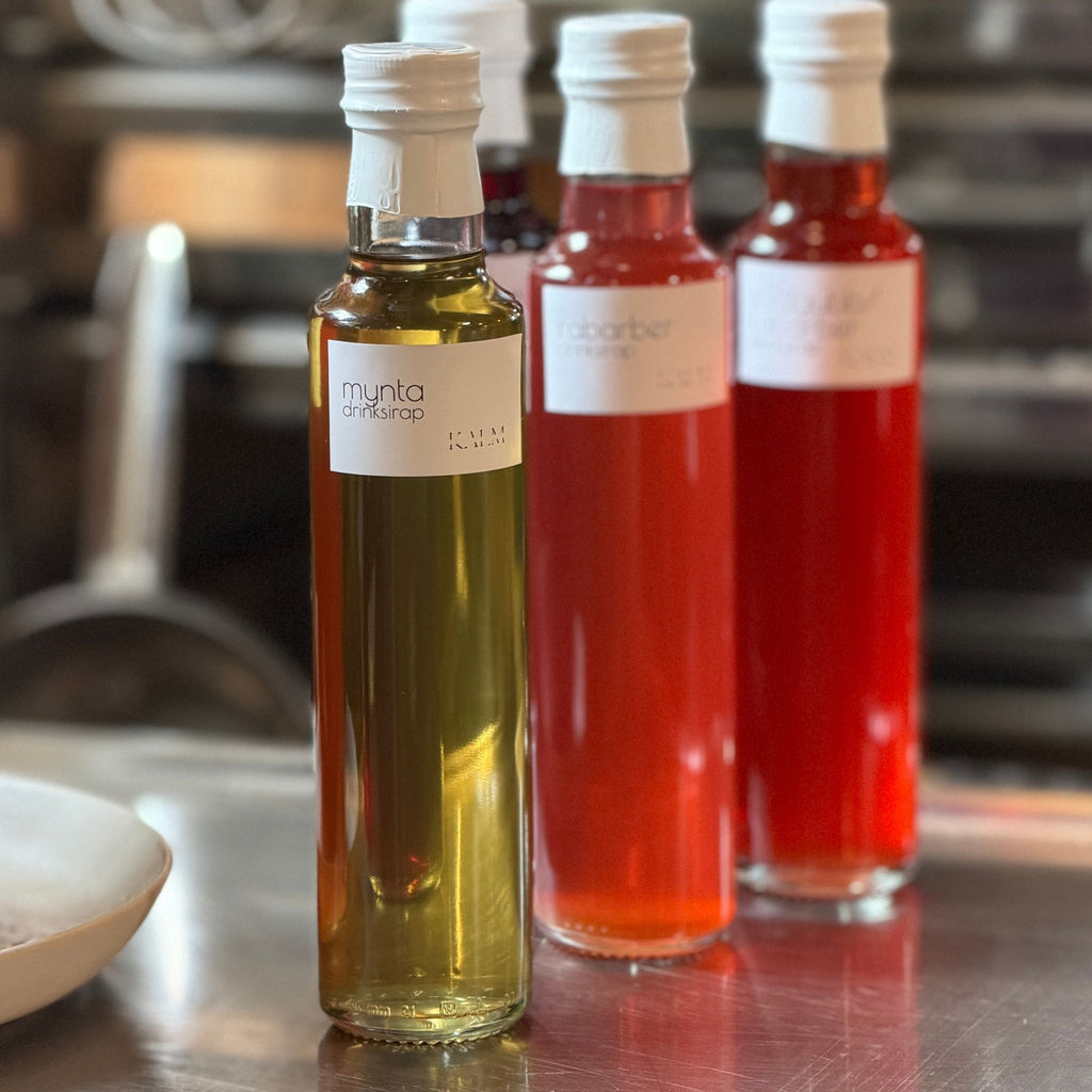 Flaska med handgjord myntasirap från Kalm Taste på Öland, framtagen för drinkar, mocktails och lemonad.