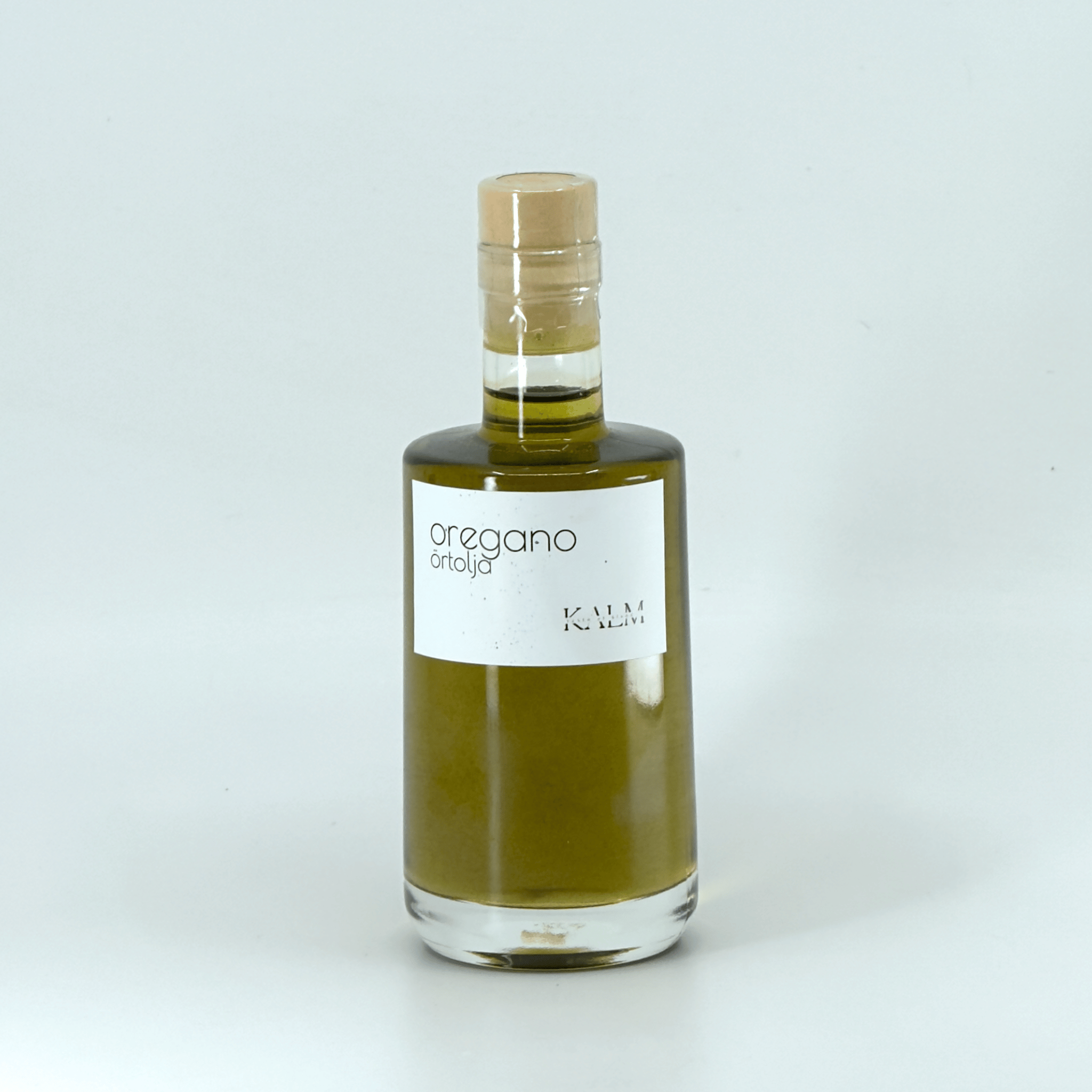 Flaska med Kalm Taste Oreganoolja – smaksatt rapsolja med färsk oregano, småskaligt producerad i Kastlösa på Öland utan tillsatser eller bekämpningsmedel.