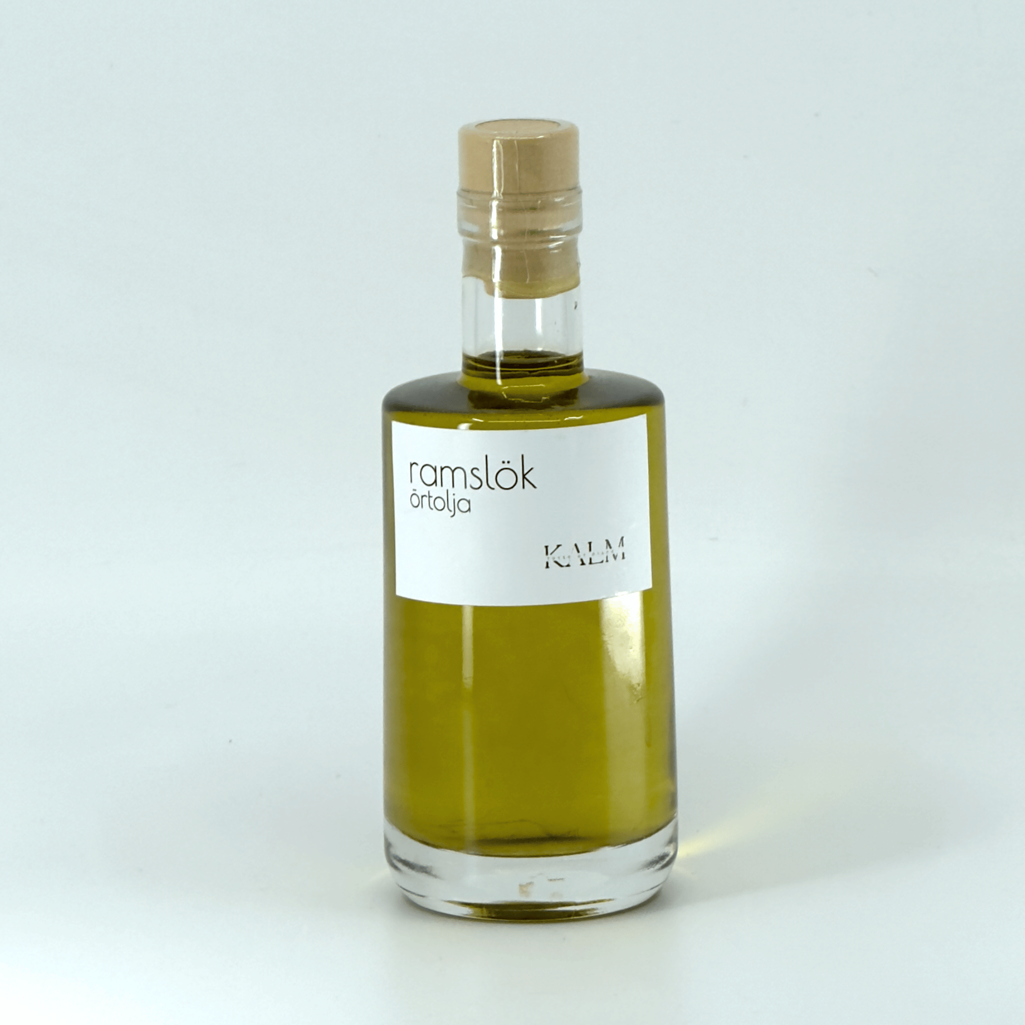 Flaska med Kalm Taste Ramslökolja – smaksatt rapsolja med färsk ramslök, småskaligt producerad i Kastlösa på Öland utan tillsatser eller bekämpningsmedel.