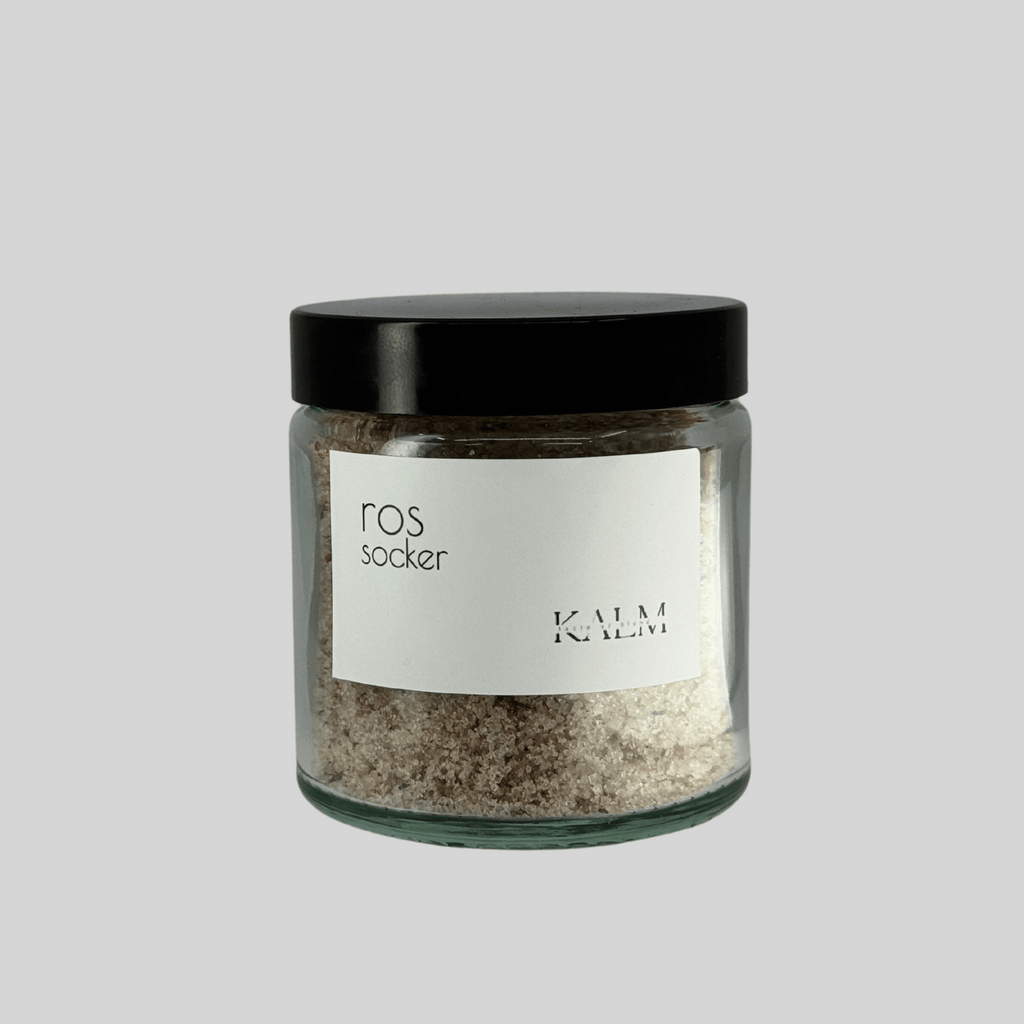 Burk med Rossocker från Kalm Taste – handgjort smaksatt socker med kronblad av damascenarosor från Öland, perfekt till bakverk, te och desserter.”