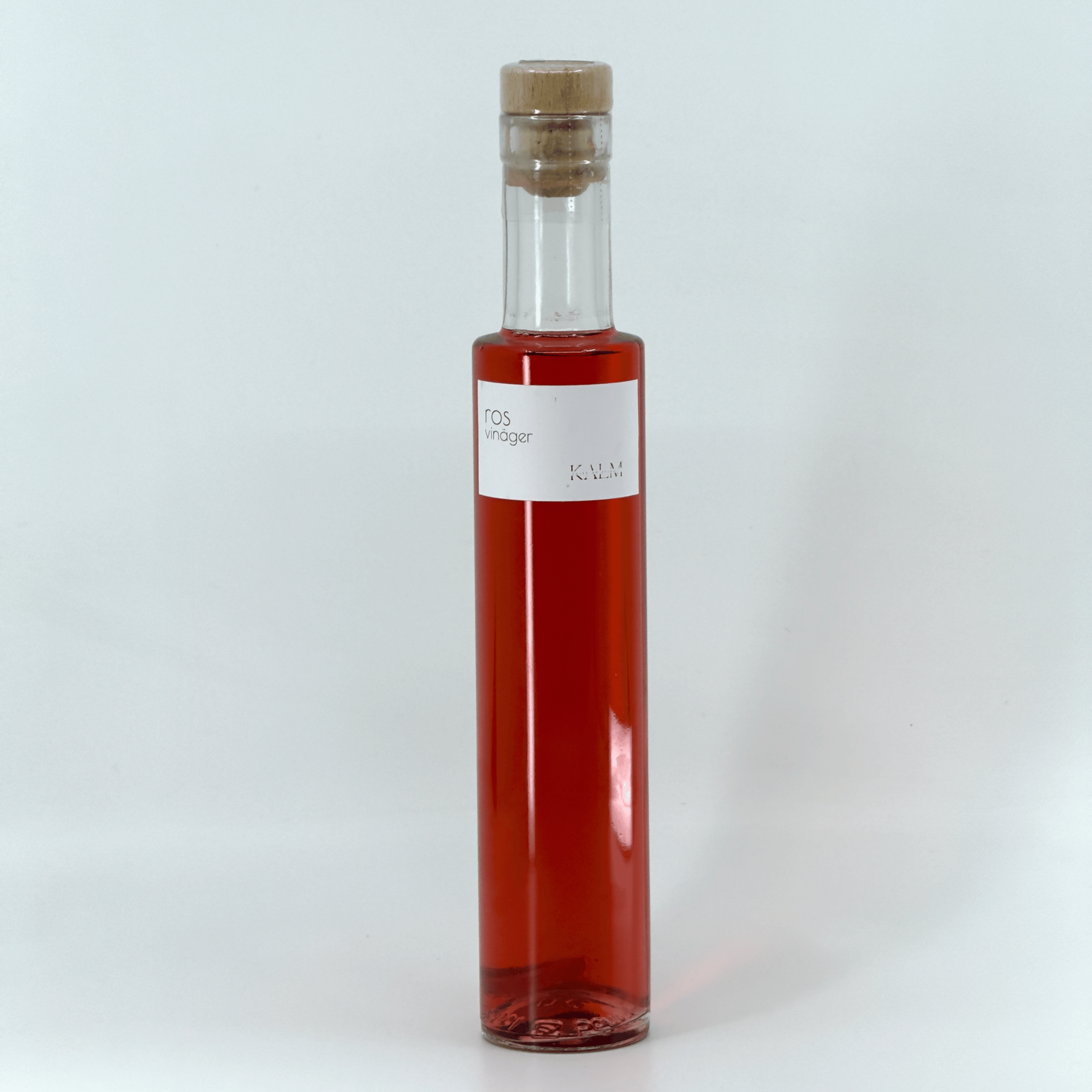 Kalm Taste Rosvinäger – naturligt ofiltrerad och opastöriserad äppelcidervinäger lagrad med gårdens rosor från Öland, mild och floral.