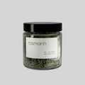 burk med torkad rosmarin från Kalm Taste – handskördad och skonsamt torkad krydda från Öland, perfekt till potatis, lamm, kyckling och bröd.
