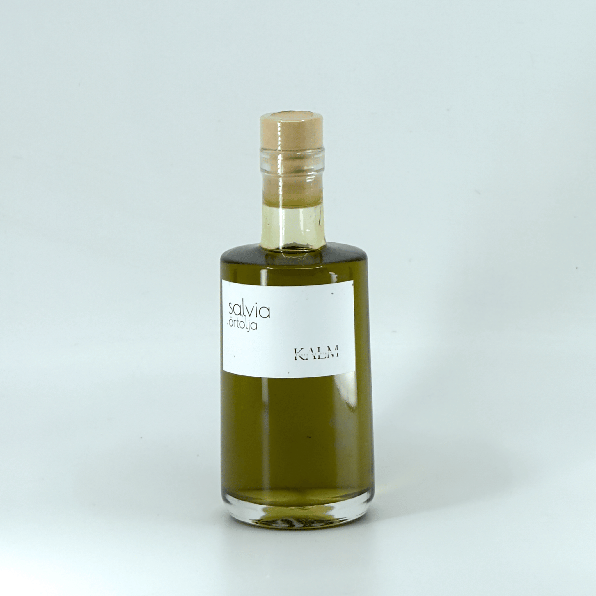 Flaska med Kalm Taste Salviaolja – smaksatt rapsolja med färsk salvia, småskaligt producerad i Kastlösa på Öland utan tillsatser eller bekämpningsmedel.