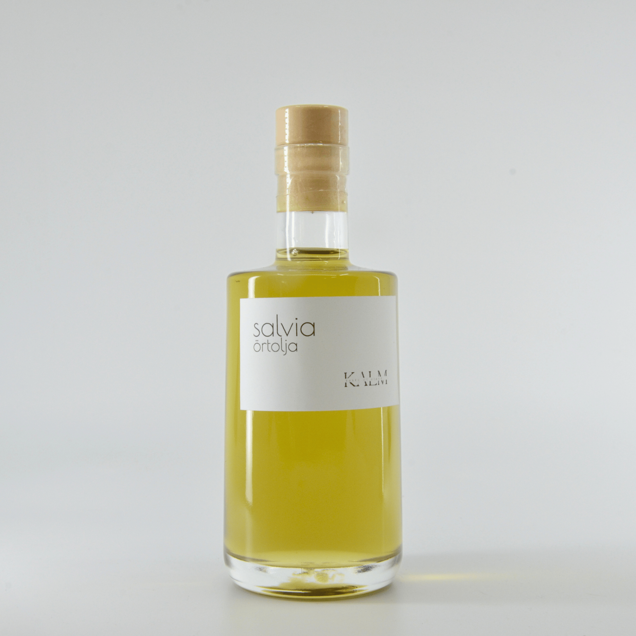 Flaska med Kalm Taste Salviaolja – smaksatt rapsolja med färsk salvia, småskaligt producerad i Kastlösa på Öland utan tillsatser eller bekämpningsmedel.